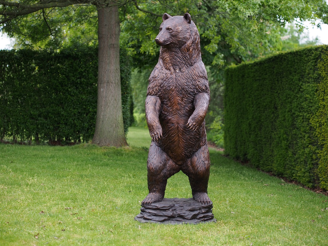 Bär Bruno stehend auf Hinterpfoten Bronzefigur Terrapalme Heim und